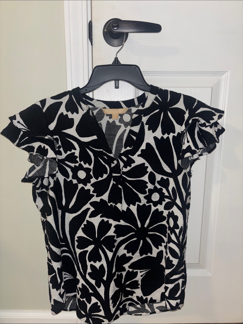 Hope & Harlow Black & White Floral Ruffle Sleeve Women's Top